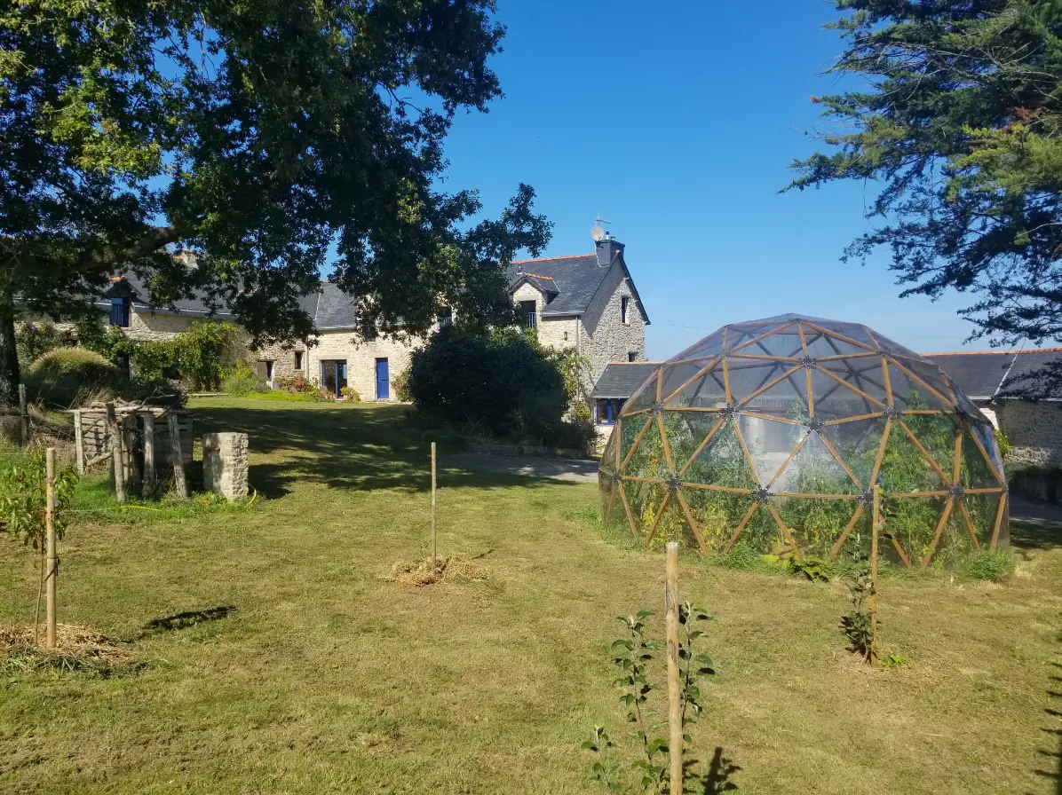 Maison de l'écolieu Terranimée et serre-dôme