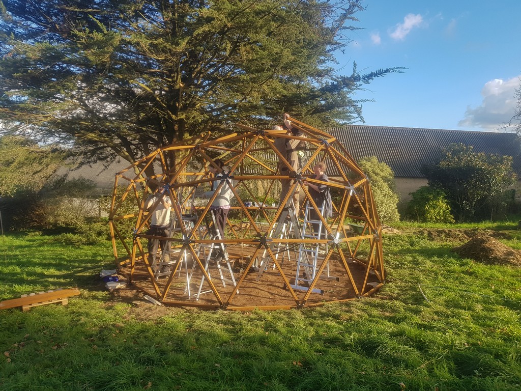 Permaculture Serre dome fialisation de la structure